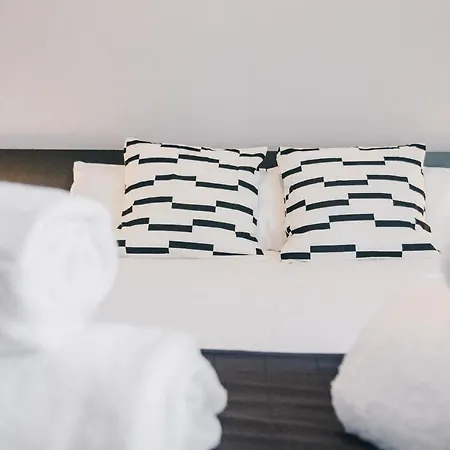 Hotel Sunset By People