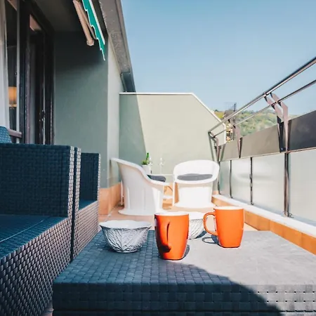 Hotel Sunset By People